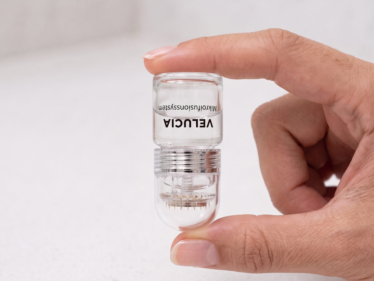 Hand hält das Velucia System kopfüber