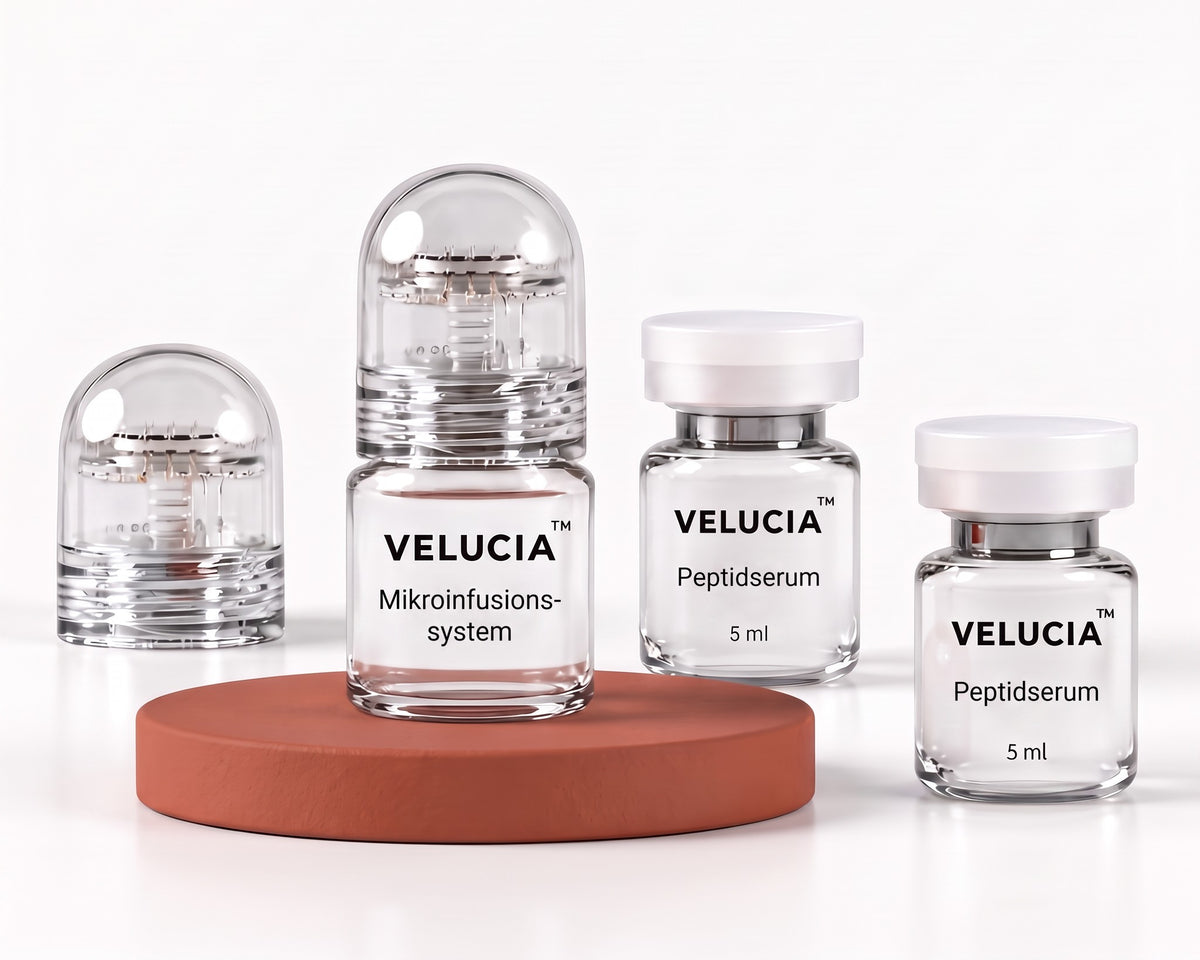 Inhalt eines Velucia Kits: System, Ersatzaufsatz und zwei Serum-Ampullen
